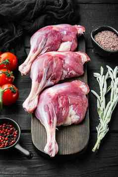 鸭腿大腿蜜饯家禽肉生菜单概念服务大小草本植物成分黑色的木表格背景