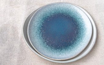 集陶瓷盘子印花棉布的陶瓷餐具美丽的安排