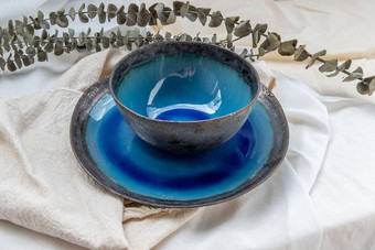 集陶瓷碗干花印花棉布的陶瓷餐具