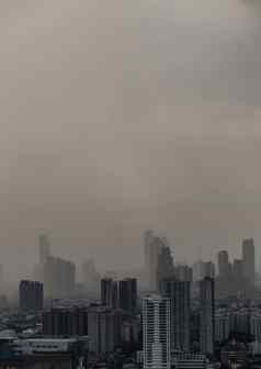 视图曼谷城市摩天大楼覆盖密集的烟雾雨