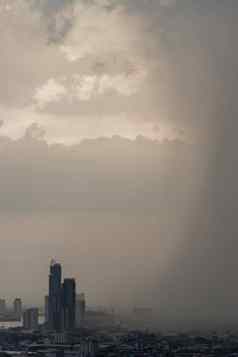 视图曼谷城市摩天大楼覆盖密集的烟雾雨