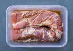 生猪肉肚子部分腌制滚猪肉肚子准备好了烤