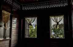 变形背景木模式窗口白色花边窗帘传统的泰国房子