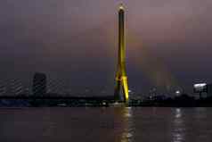 罗 摩8桥绳子桥潮phraya河高v字形桥塔塔视图蓝色的天空背景城市景观晚上曼谷