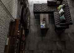 极简主义现代生活房间皮革沙发砖墙阁楼风格前视图