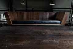 生活房间工业风格沙发木表格夹层地板上
