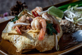 特写镜头炸泰国面条<strong>虾包装</strong>蛋受欢迎的食物外国人游客