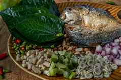 泰国传统的食物炸鲭鱼服务新鲜的蔬菜草食物泰国食物调用meuang鲭鱼马英普拉