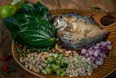 泰国传统的食物炸鲭鱼服务新鲜的蔬菜草食物泰国食物调用meuang鲭鱼马英普拉
