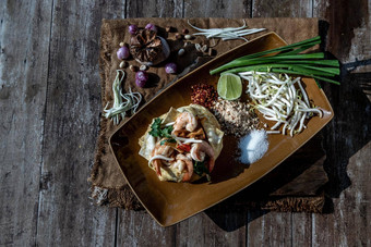炸泰国面条虾包装蛋垫泰国受欢迎的食物<strong>外国人</strong>游客