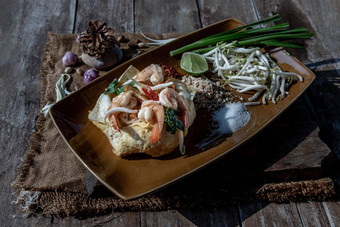 炸泰国面条虾包装蛋垫泰国受欢迎的食物外国人游客