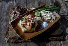 炸泰国面条虾包装蛋垫泰国受欢迎的食物外国人游客