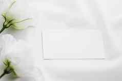 婚礼邀请礼物卡白色玫瑰花丝绸织物新娘平铺背景空白纸假期品牌平躺设计