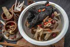 中国人传统的滋养健康炖肉红烧黑色的骨鸡中国人黑色的鸡汤汤著名的中国人食物亚洲食物健康的汤食物医学