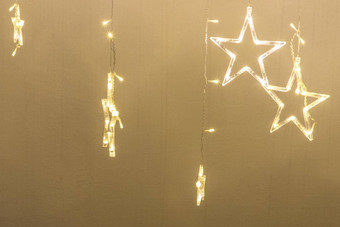 圣诞节金灯形状明星背景墙黄色的闪亮的照明圣诞节装饰复制空间