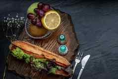 美味的烟熏大马哈鱼芝麻面包三明治新鲜的水果木板