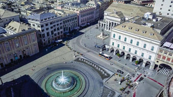 空中全景无人机视图喷泉主要广场城市广场法拉利热那亚意大利