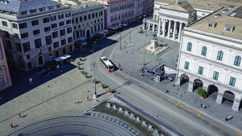 空中全景无人机视图喷泉主要广场城市广场法拉利热那亚意大利