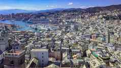 空中全景无人机视图建筑街道周围港口热那亚巡航船港口