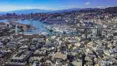空中全景无人机视图建筑街道周围港口热那亚巡航船港口