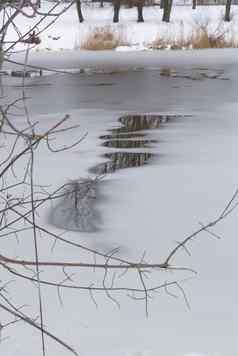 解冻水冻池塘湖早期春天