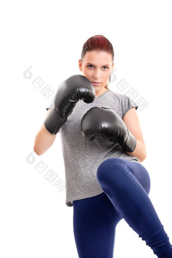 年轻的女孩拳击手套提升膝盖