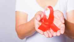 特写镜头女红色的丝带支持艾滋病毒艾滋病手