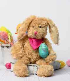 兔子坐着白色背景装饰色彩斑斓的复活节鸡蛋