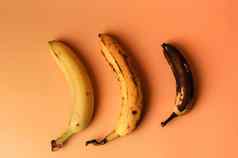 丑陋的水果修改香蕉成熟的被宠坏的棕色（的）点孤立的概念水果畅销的超市水平取向