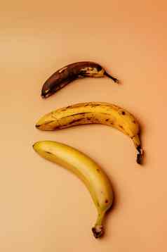 丑陋的水果修改香蕉成熟的被宠坏的棕色（的）点孤立的概念水果畅销的超市垂直取向