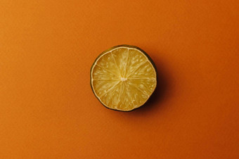 概念丑陋的水果柑橘类水果一半切片石灰干恶化橙色背景前视图模具柑橘类水果复制空间