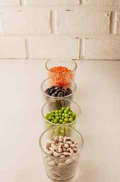 集合集干蔬菜玻璃眼镜安排垂直绿色豌豆红色的小扁豆红色的豆子白色豆子特写镜头白色背景