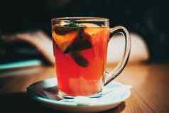 透明的杯水果茶片柠檬橙色薄荷杯茶木表格咖啡馆概念舒适的时间秋天