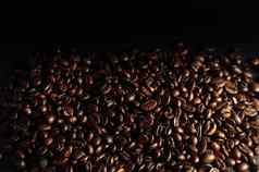 咖啡豆子平躺木表格黑色的背景低关键复制空间模型