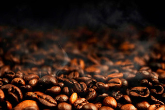 咖啡豆子烤烟概念使芳香强大的咖啡黑色的背景低关键谨慎的摄影