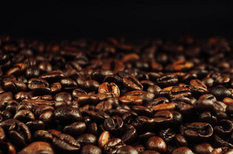咖啡豆子关闭概念使芳香强大的咖啡黑色的背景低关键谨慎的摄影