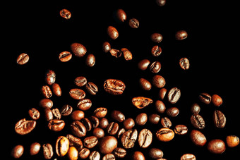 下降咖啡豆子孤立的黑色的背景低关键剪裁路径完整的深度场粮食产品热喝关闭收获自然背景能源飞行垂直取向