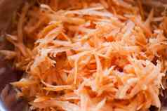 胡萝卜碗粗切碎刨丝器温暖的胡萝卜颜色烹饪沙拉新鲜的自然蔬菜背景复制空间