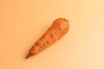 有机胡萝卜泥米色背景去皮甜蜜的胡萝卜表面年轻的胡萝卜花园极简主义风格维生素素食者食物健康的吃概念前视图复制空间