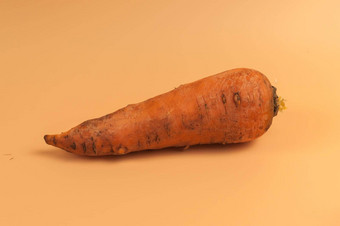 有机胡萝卜泥米色背景去皮甜蜜的胡萝卜表面年轻的胡萝卜花园极简主义风格维生素素食者食物健康的吃概念复制空间