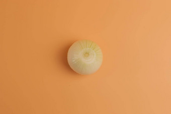 白色洋葱壳米色背景未剥皮的甜蜜的洋葱表面洋葱极简主义风格维生素健康的吃概念前视图复制空间