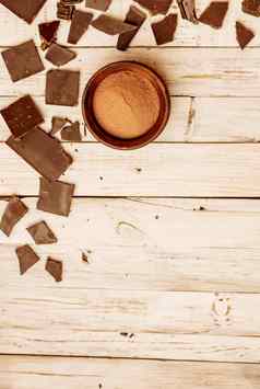黑暗巧克力糖谷蛋白免费的糖尿病患者过敏块巧克力面包屑可可粉碗前复制空间