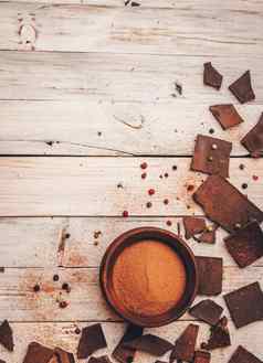 黑暗巧克力糖谷蛋白免费的糖尿病患者过敏片巧克力撒可可面包屑黑色的红色的胡椒光着色复制空间