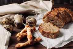 集黑暗yeast-free荞麦面包减少谎言羊皮纸鹌鹑鸡蛋意大利格里西尼亚麻桌布木表格乡村风格早餐烹饪概念