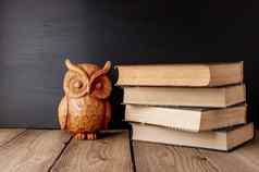 书堆放木表格乡村风格背景学校黑板上猫头鹰书源智慧知识概念回来学校复制空间