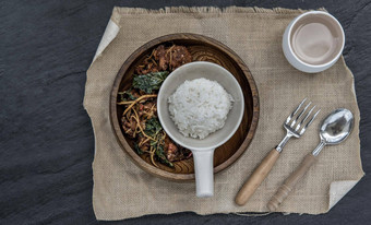 泰国辣的食物辣的搅拌炸深鱼角草本植物蔬菜服务蒸大米木碗泰国语言被称为垫父亲
