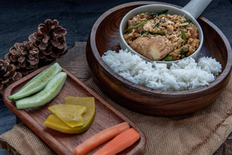 泰国食物搅拌炸蛋豆腐春天洋葱草本植物蔬菜服务蒸大米木碗