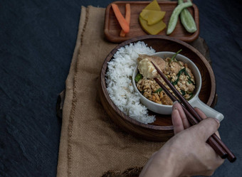 手筷子选择搅拌炸蛋豆腐春天洋葱草本植物蔬菜服务蒸大米木碗