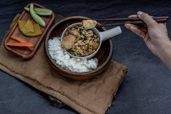 手筷子选择搅拌炸蛋豆腐春天洋葱草本植物蔬菜服务蒸大米木碗