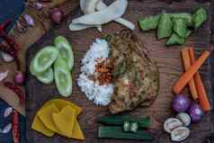 当地的泰国食物风格炸金合欢pennata煎蛋卷车-om鸡蛋茉莉花大米成分新鲜的蔬菜木背景泰国厨房